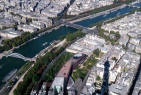 巴黎塞纳河将在100年后重新向游泳者开放